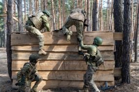 Проходження новобранцями Харківського прикордонного загону психологічної смуги перешкод