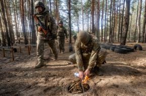 Проходження новобранцями Харківського прикордонного загону психологічної смуги перешкод