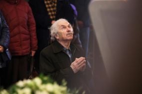 Верующий молится