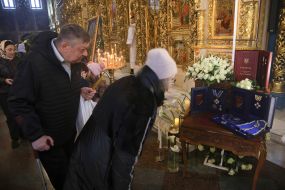 Віряни розглядають нагороди патріарха Філарета