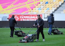 Підготовка поля перед матчем