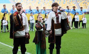 Виконання гімну України перед матчем