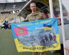 Військовий з прапором