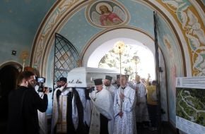 Труну з тілом патріарха Філарета виносять із території Свято-Михайлівського Золотоверхого монастиря