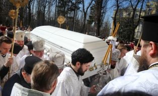 Труну з тілом патріарха Філарета заносять у Володимирський собор