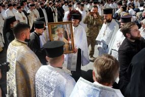 Труну з тілом патріарха Філарета заносять у Володимирський собор