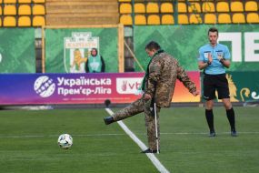 Військовий робить символічний удар по м'ячу