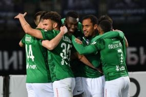 Гравці ФК "Карпати" радіють забитому голу