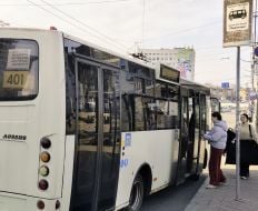 Люди заходят в маршрутку