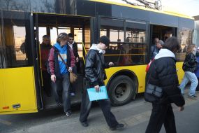 Люди выходят из троллейбуса