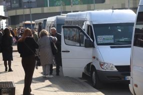 Люди заходят в маршрутку