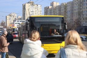 People waiting for the trolleybus