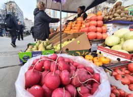 Стихійна торгівля овочами та фруктами