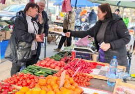 Люди купують овочі на ринку