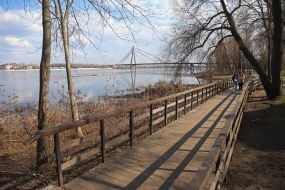 Люди відпочивають у парку "Наталка"