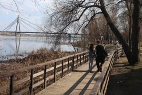 Люди відпочивають у парку "Наталка"