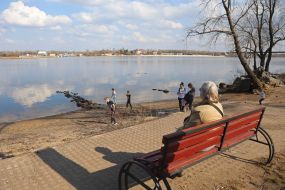 Люди отдыхают в парке "Наталка"