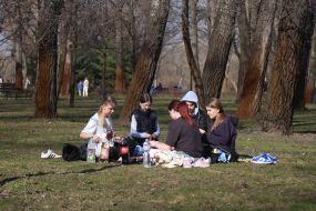 Люди отдыхают в парке "Наталка"