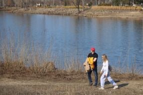 Люди отдыхают в парке "Наталка"