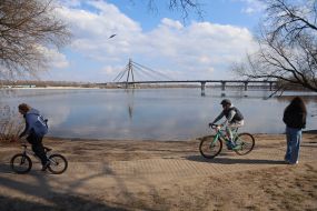 Люди отдыхают в парке "Наталка"