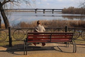 Люди отдыхают в парке "Наталка"