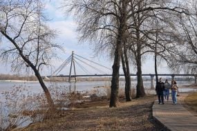 Люди відпочивають у парку "Наталка"