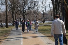 Люди відпочивають у парку "Наталка"