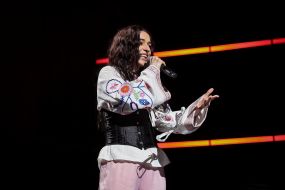 Співачка FIINKA