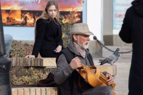 Музикант грає на колісній лірі