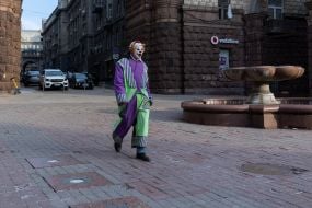 Аніматор у костюмі клоуна