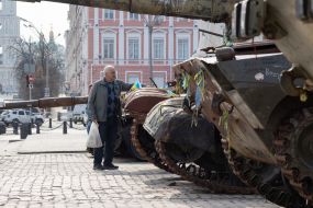 Знищена російська військова техніка на Михайлівській площі у Києві
