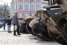 Знищена російська військова техніка на Михайлівській площі у Києві