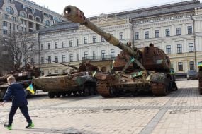 Знищена російська військова техніка на Михайлівській площі у Києві