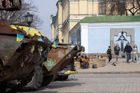 Знищена російська військова техніка на Михайлівській площі у Києві