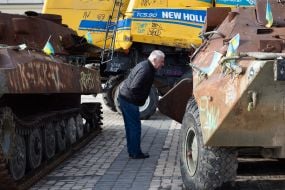 Знищена російська військова техніка на Михайлівській площі у Києві
