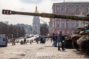 Знищена російська військова техніка на Михайлівській площі у Києві