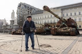 Чоловік на милицях