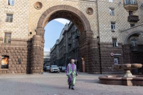 Аніматор у костюмі клоуна