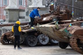 Знищена російська військова техніка на Михайлівській площі у Києві