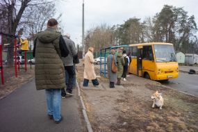 Люди заходят в маршрутку