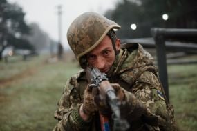 Военная подготовка военнослужащих-новобранцев на одном из полигонов учебного центра ВСУ