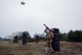 Военная подготовка военнослужащих-новобранцев на одном из полигонов учебного центра ВСУ
