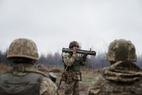 Военная подготовка военнослужащих-новобранцев на одном из полигонов учебного центра ВСУ