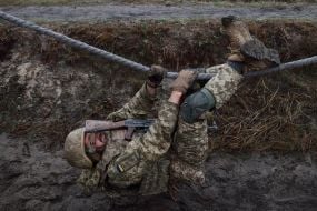 Военнослужащие-новобранцы преодолевают полосу препятствий