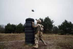 Военнослужащие-новобранцы преодолевают полосу препятствий