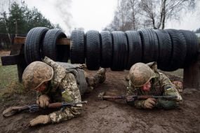 Военнослужащие-новобранцы преодолевают полосу препятствий