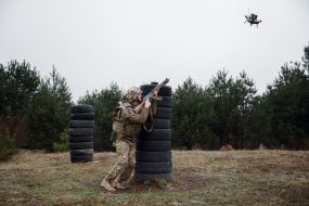 Военнослужащие-новобранцы преодолевают полосу препятствий