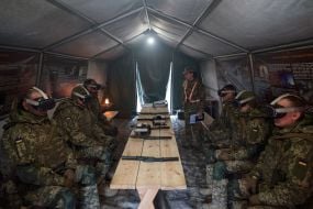 Военная подготовка военнослужащих-новобранцев на одном из полигонов учебного центра ВСУ