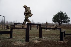 Военнослужащие-новобранцы преодолевают полосу препятствий