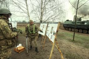 Военная подготовка военнослужащих-новобранцев на одном из полигонов учебного центра ВСУ
